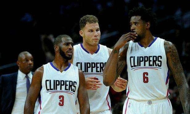 理性追星，新鹏城vs成都赛后有球迷跳下看台与韦世豪合影