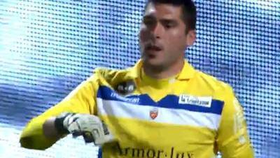 躺着进球，热那亚前锋科隆博在倒地情况下一脚完成破门