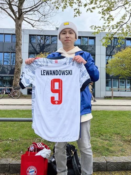 重庆两江新区十联屏打出多个宣传语，庆祝重庆铜梁龙冲超成功