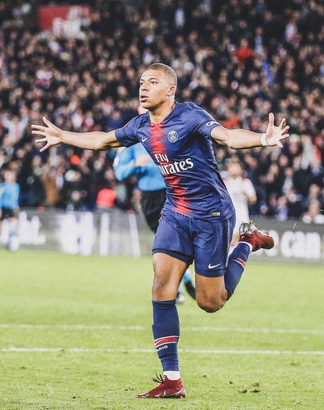 齐达内晒和樊振东打球照，足球界和乒乓球界梦幻联动，网友直呼：太帅了