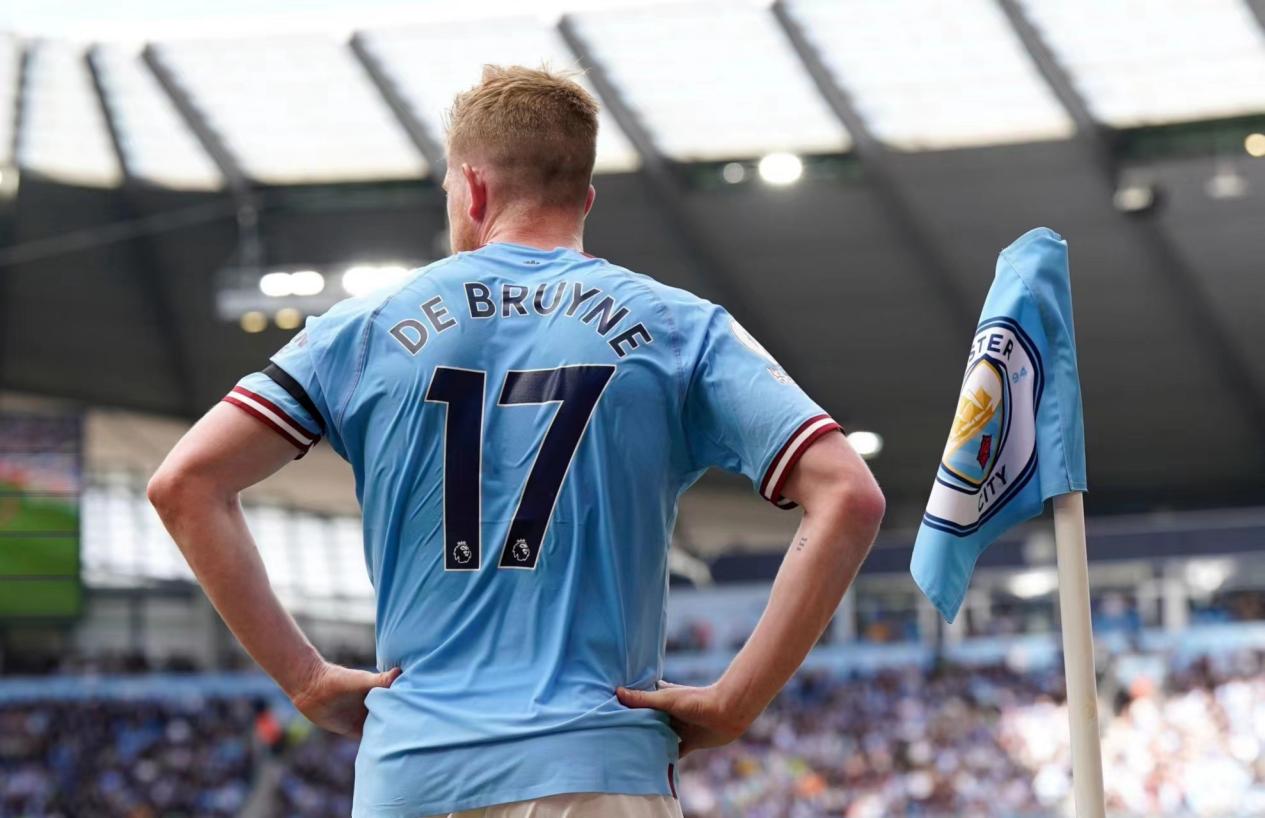 乔治娜晒在卡塔尔海边照片，蓝色紧身连衣裙尽显曼妙身姿