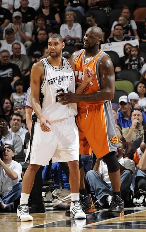 篮球篮网球队内部训练赛完成